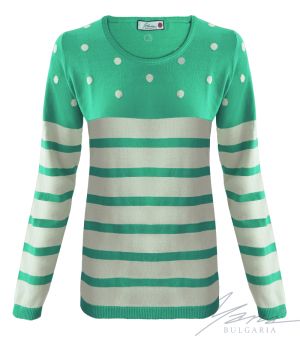 Дамски двуцветен интарзионен пуловер "О" деколте зелен